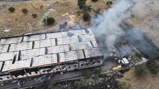 Kayseri'de Mobilya Fabrikasında Alevler Geceyi Aydınlattı