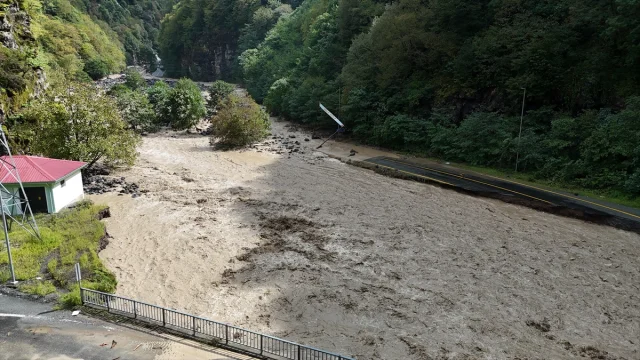 Artvin'de Sel ve Heyelan Alarmı: Bölgede Neler Yaşanıyor?