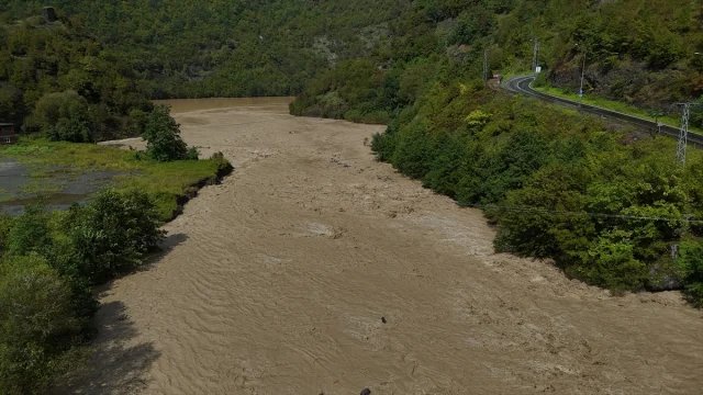 Artvin'de Sel ve Heyelan Alarmı: Bölgede Neler Yaşanıyor?