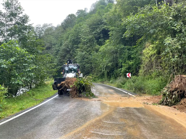 Trabzon'da Şiddetli Yağış Felaketi: Yaylalarda Heyelan Tehli...
