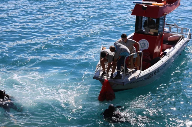 Marmaris'te Deniz Temizliği: Çıkanlar Şaşırttı