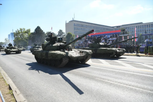 Sırbistan'ın Görkemli Askeri Geçit Töreni Gücünü Sergiliyor