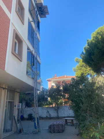 İzmir'de Nakliye Asansöründen Düşen Koltuk Hayalleri Sonland...