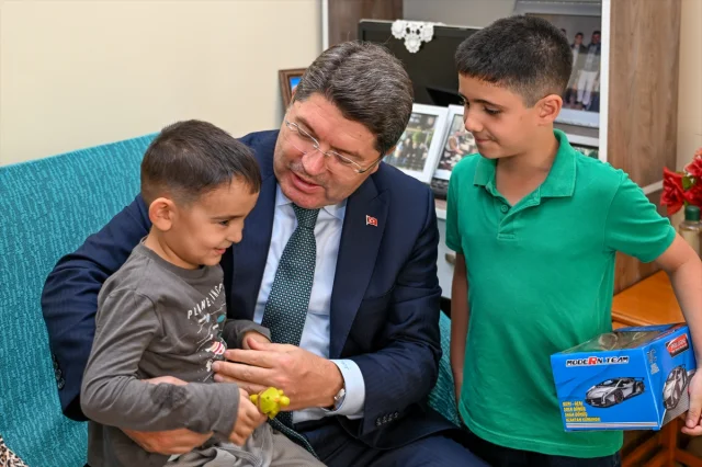 Yılmaz Tunç'un Şehit Ailesine Duygusal Ziyareti
