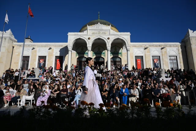 Kültür Yolu Festivali'nde Kore Esintisi: Eşsiz Bohça Sergisi ve Hanbok Defilesi