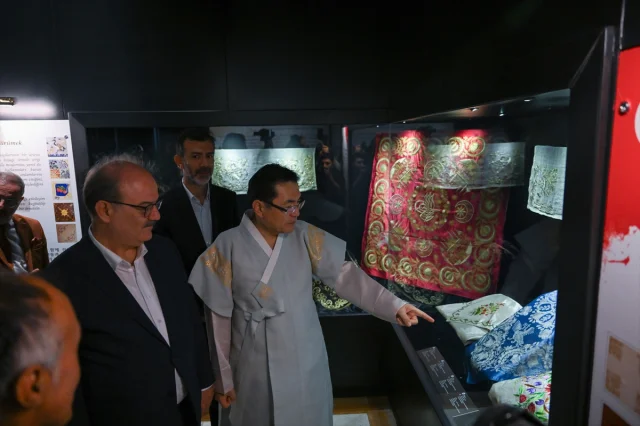 Kültür Yolu Festivali'nde Kore Esintisi: Eşsiz Bohça Sergisi ve Hanbok Defilesi