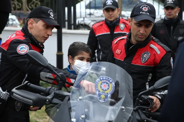 Minik Sıraç'ın Hayali Gerçek Oldu: Polislerle Balon Uçurdu