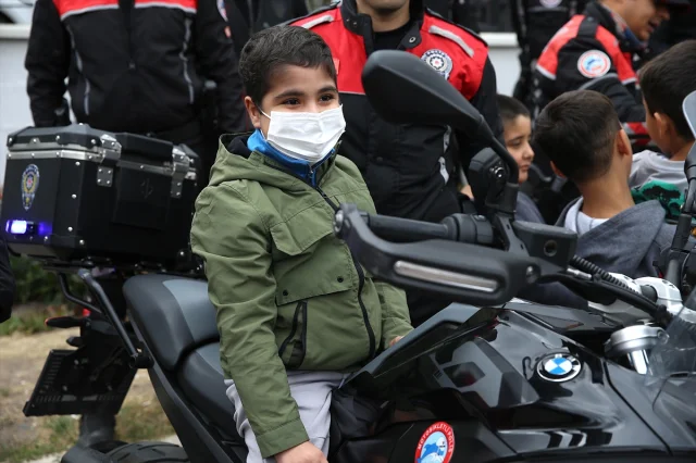 Minik Sıraç'ın Hayali Gerçek Oldu: Polislerle Balon Uçurdu