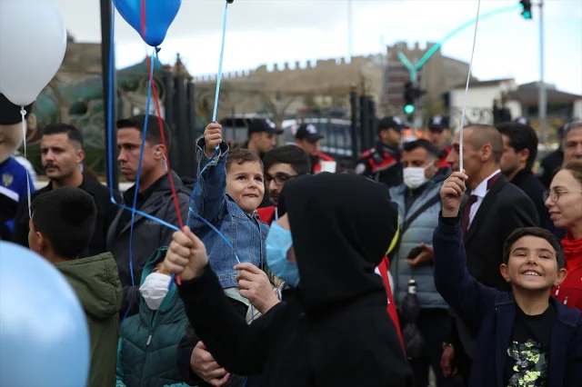 Minik Sıraç'ın Hayali Gerçek Oldu: Polislerle Balon Uçurdu
