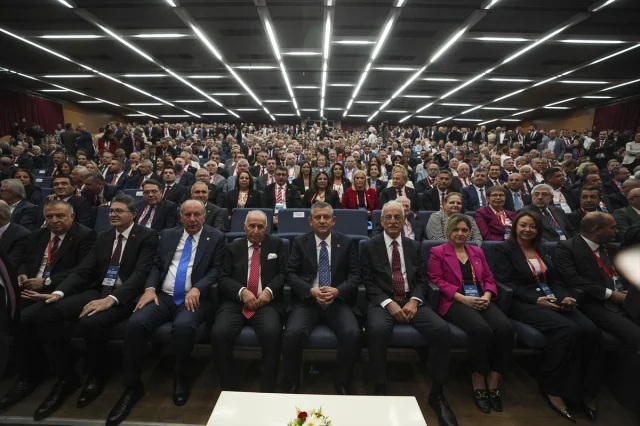 CHP Tarihinde Bir Dönüm Noktası: Özgür Özel Yine Genel Başkan Seçildi