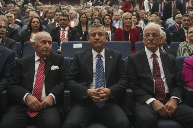 CHP Tarihinde Bir Dönüm Noktası: Özgür Özel Yine Genel Başkan Seçildi