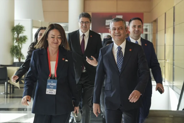 CHP Tarihinde Bir Dönüm Noktası: Özgür Özel Yine Genel Başkan Seçildi