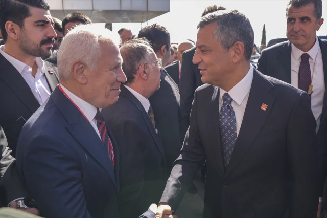 CHP Tarihinde Bir Dönüm Noktası: Özgür Özel Yine Genel Başkan Seçildi
