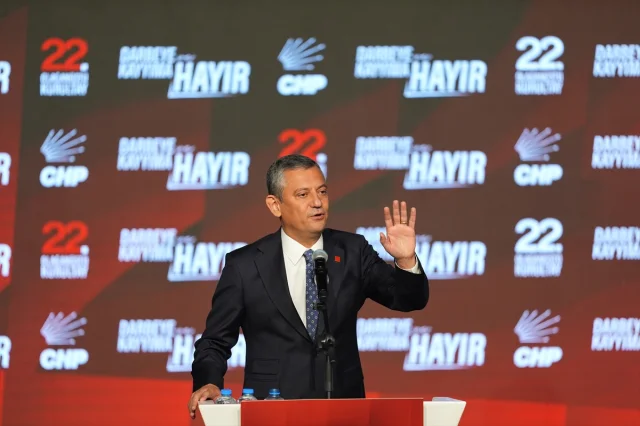 CHP Tarihinde Bir Dönüm Noktası: Özgür Özel Yine Genel Başkan Seçildi