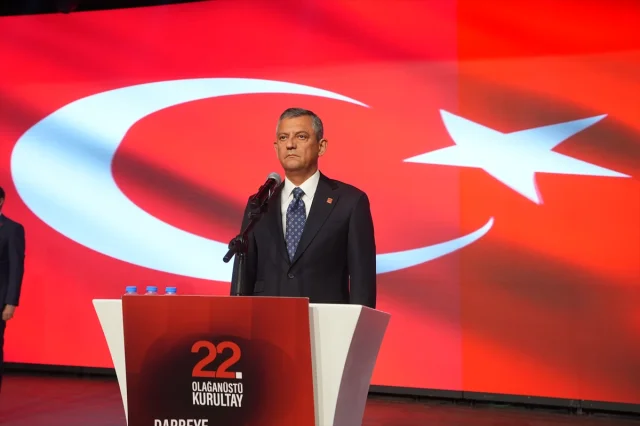 CHP Tarihinde Bir Dönüm Noktası: Özgür Özel Yine Genel Başkan Seçildi
