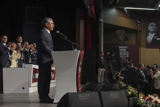 CHP Tarihinde Bir Dönüm Noktası: Özgür Özel Yine Genel Başkan Seçildi