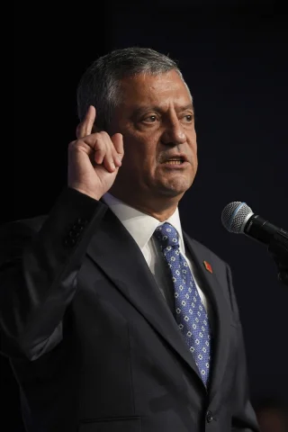 CHP Tarihinde Bir Dönüm Noktası: Özgür Özel Yine Genel Başkan Seçildi