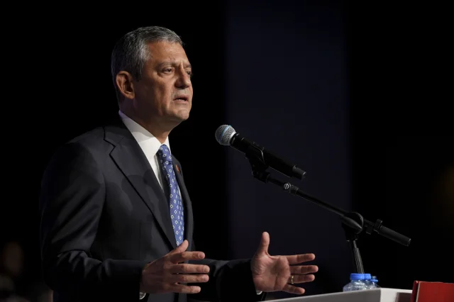 CHP Tarihinde Bir Dönüm Noktası: Özgür Özel Yine Genel Başkan Seçildi