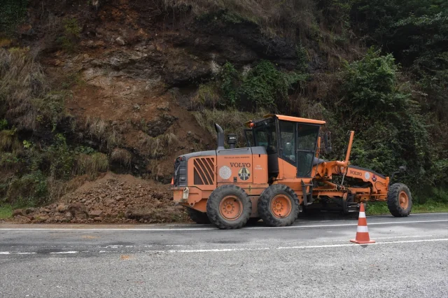 Trabzon'da Heyelan Sera Gölü Yolunu Kapattı: Ulaşım Zorluğu