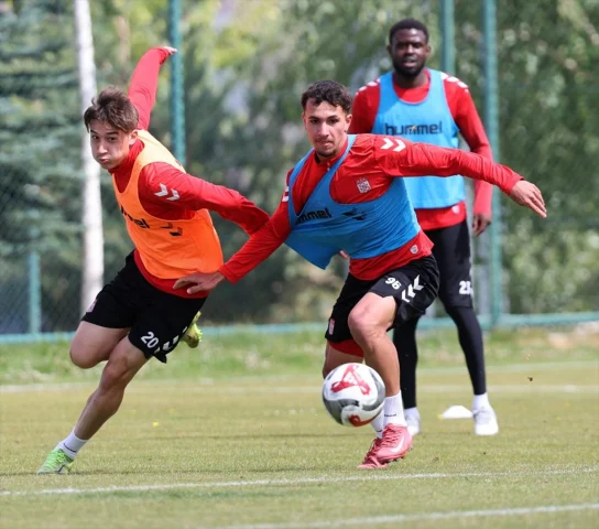 Sivasspor'un Adana Demirspor Mesaisi Başladı Merakla Beklenen Maç Hazırlıkları