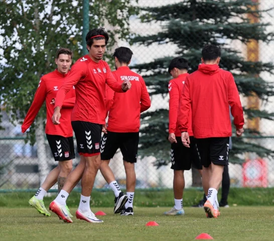 Sivasspor'un Adana Demirspor Mesaisi Başladı Merakla Beklenen Maç Hazırlıkları