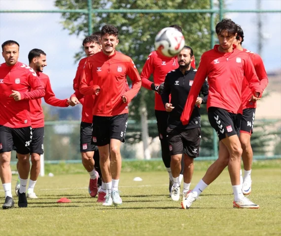Sivasspor'un Adana Demirspor Mesaisi Başladı Merakla Beklenen Maç Hazırlıkları
