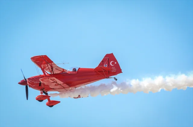 Sivrihisar Hava Gösterileri'nde Nefes Kesen Anlar: Jetler ve Tarihi Uçaklar Gökyüzünde
