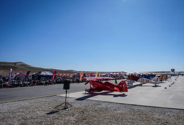 Sivrihisar Hava Gösterileri'nde Nefes Kesen Anlar: Jetler ve Tarihi Uçaklar Gökyüzünde