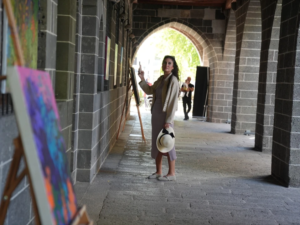 Diyarbakır'ın Kalbinde Sanatseverler Buluştu: "Mezopotamya'nın İzleri" Resim Sergisi