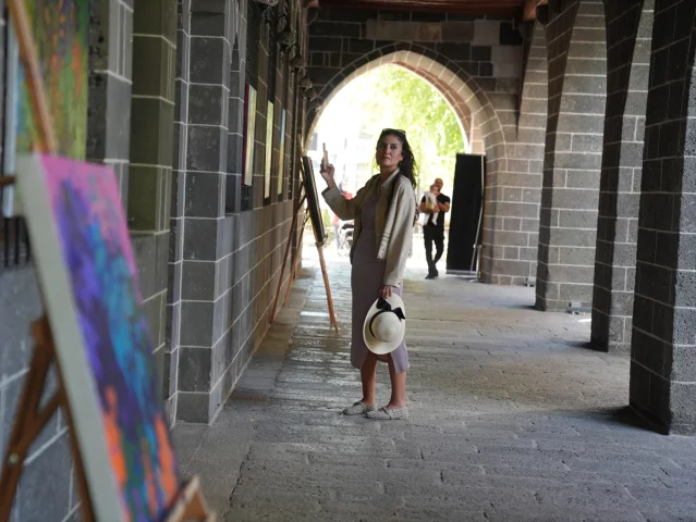 Diyarbakır'ın Kalbinde Sanatseverler Buluştu: "Mezopotamya'nın İzleri" Resim Sergisi