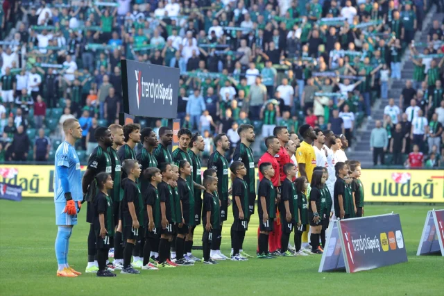 Kocaelispor ve Rizespor Karşılaşmasında İlk Yarının Heyecanı Zirve Yaptı
