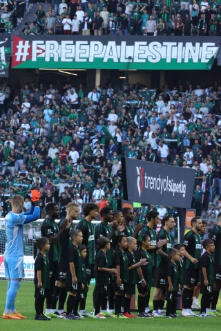 Kocaelispor ve Rizespor Karşılaşmasında İlk Yarının Heyecanı Zirve Yaptı