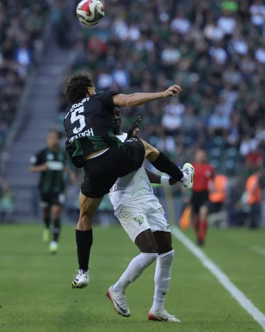 Kocaelispor ve Rizespor Karşılaşmasında İlk Yarının Heyecanı Zirve Yaptı