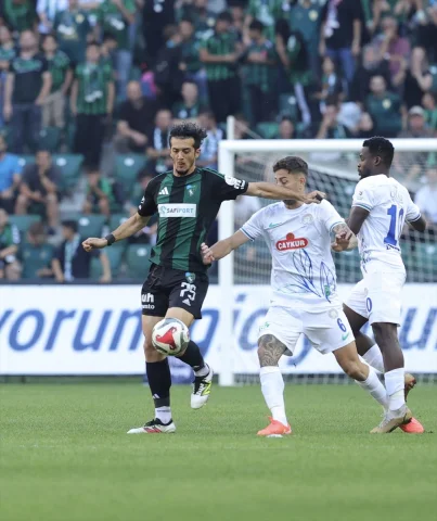 Kocaelispor ve Rizespor Karşılaşmasında İlk Yarının Heyecanı Zirve Yaptı