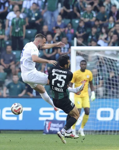 Kocaelispor ve Rizespor Karşılaşmasında İlk Yarının Heyecanı Zirve Yaptı