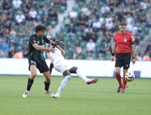 Kocaelispor ve Rizespor Karşılaşmasında İlk Yarının Heyecanı Zirve Yaptı