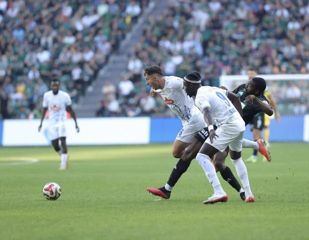 Kocaelispor ve Rizespor Karşılaşmasında İlk Yarının Heyecanı Zirve Yaptı