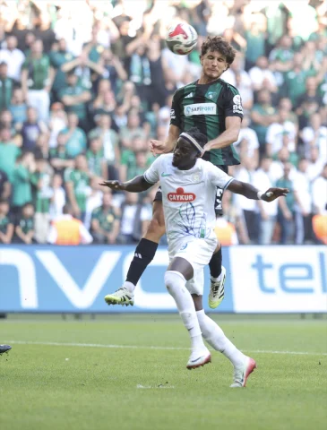 Kocaelispor ve Rizespor Karşılaşmasında İlk Yarının Heyecanı Zirve Yaptı