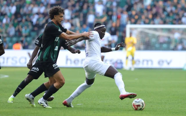 Kocaelispor ve Rizespor Karşılaşmasında İlk Yarının Heyecanı Zirve Yaptı