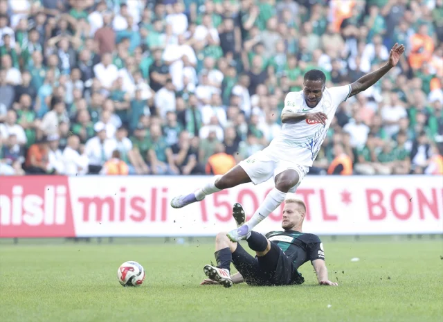 Kocaelispor ve Rizespor Karşılaşmasında İlk Yarının Heyecanı Zirve Yaptı