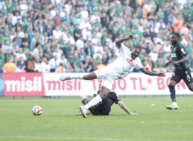 Kocaelispor ve Rizespor Karşılaşmasında İlk Yarının Heyecanı Zirve Yaptı