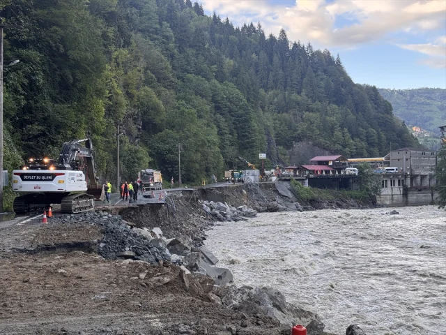 Rize'de Kara Yolu Çökmesi Sürücüleri Zora Sokuyor