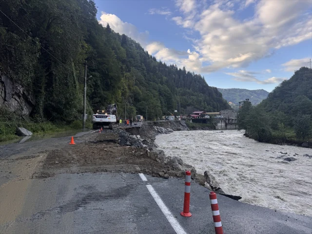 Rize'de Kara Yolu Çökmesi Sürücüleri Zora Sokuyor