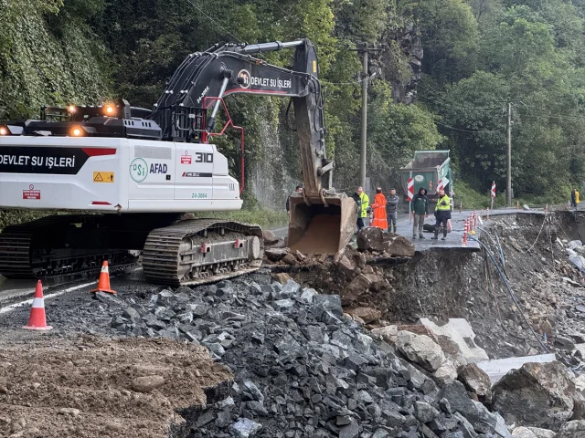 Rize'de Kara Yolu Çökmesi Sürücüleri Zora Sokuyor