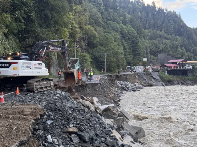 Rize'de Kara Yolu Çökmesi Sürücüleri Zora Sokuyor