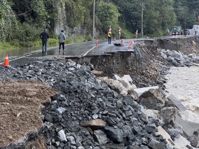 Rize'de Kara Yolu Çökmesi Sürücüleri Zora Sokuyor