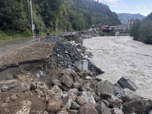 Rize'de Kara Yolu Çökmesi Sürücüleri Zora Sokuyor