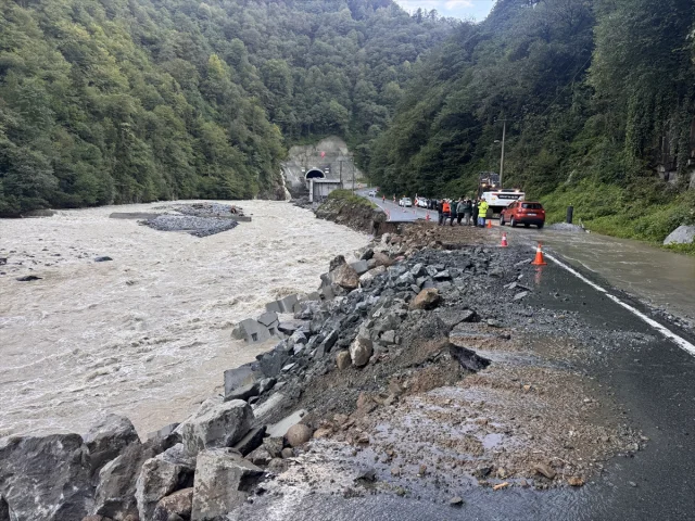 Rize'de Kara Yolu Çökmesi Sürücüleri Zora Sokuyor