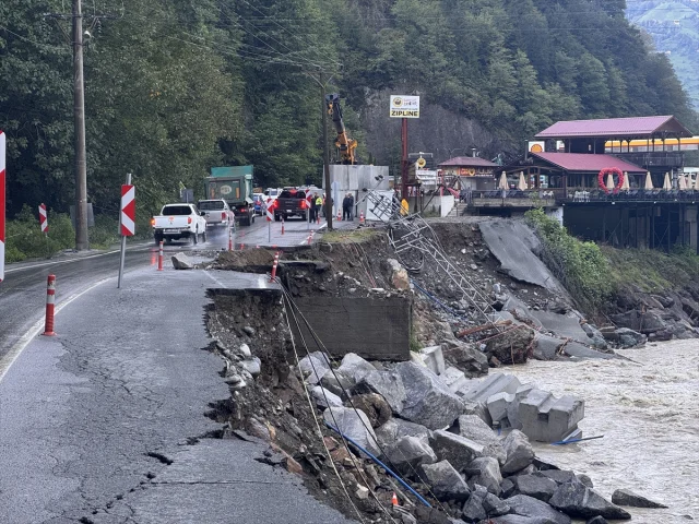 Rize'de Kara Yolu Çökmesi Sürücüleri Zora Sokuyor