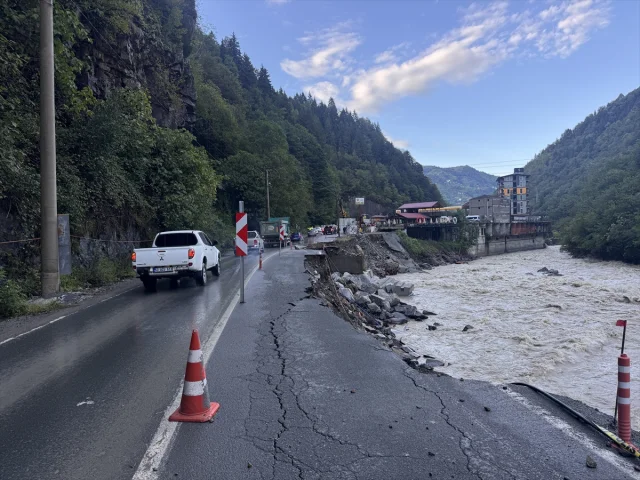 Rize'de Kara Yolu Çökmesi Sürücüleri Zora Sokuyor